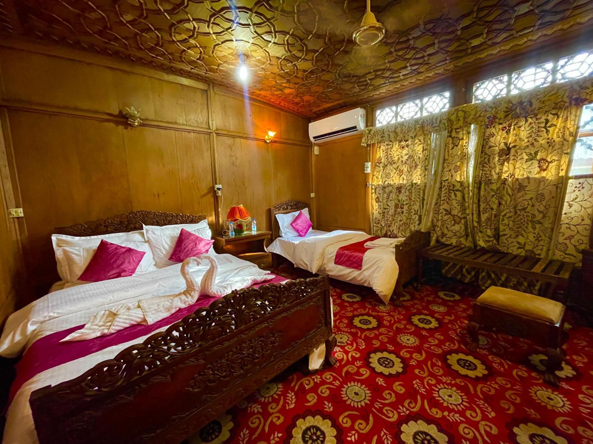 New Sea Palace Houseboats Srīnagar Exterior foto